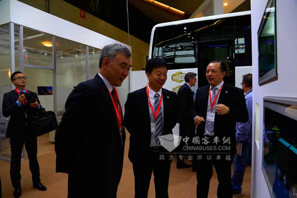 金龍汽車集團(tuán)董事長廉小強(qiáng)（左二）陪同中國駐比利時(shí)大使曲星（左一）參觀金旅客車