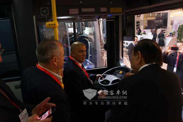 車展現(xiàn)場，客戶親身體驗(yàn)金旅客車