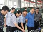 時(shí)任中航工業(yè)飛機(jī)唐軍總經(jīng)理、中航工業(yè)西飛宋水云書記考察愛維客商務(wù)客車試制生產(chǎn)線并指導(dǎo)。