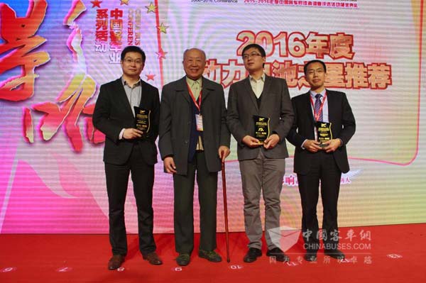 中國工程院院士楊裕生為2016年度動(dòng)力電池之星獲獎(jiǎng)企業(yè)頒獎(jiǎng)
