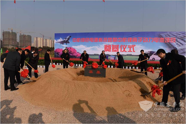 各位領(lǐng)導(dǎo)為項(xiàng)目工程開(kāi)工培土奠基