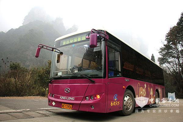 搭載康明斯B6.7G天然氣發(fā)動(dòng)機(jī)的公交車在景區(qū)中運(yùn)營(yíng)