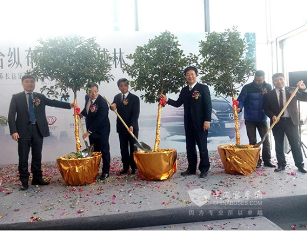 　“合縱布局，聚木成林”的定制座駕交車儀式現(xiàn)場