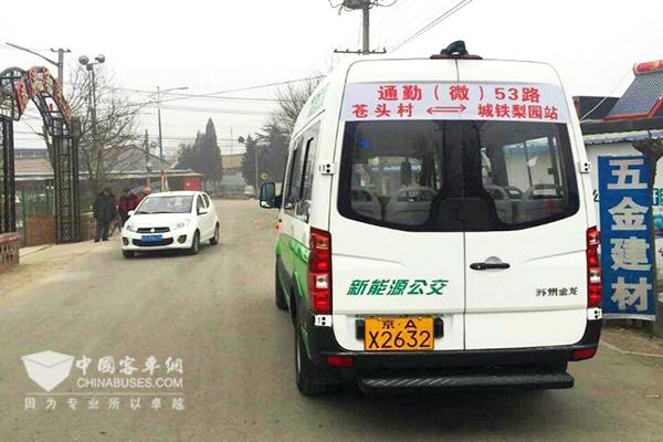 在線路上運(yùn)營(yíng)的海格H6V微循環(huán)公交車(chē)
