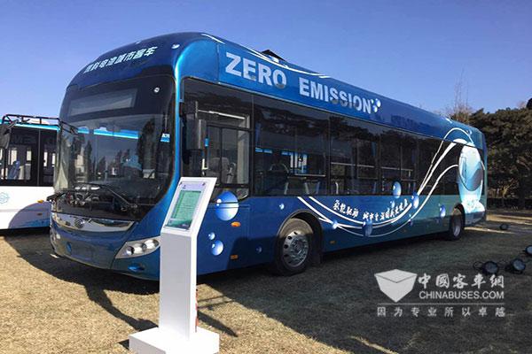 百人會(huì)現(xiàn)場(chǎng)展示的宇通燃料電池城市客車