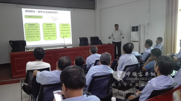 中車電動工程師在?？跒轳{駛員培訓(xùn)
