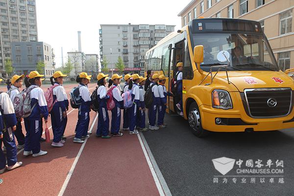 純電動(dòng)校車的發(fā)展具備得天獨(dú)厚的優(yōu)勢