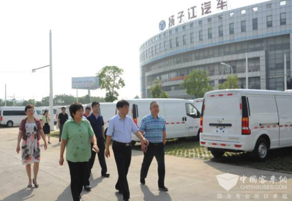武漢市東西湖區(qū)委書記曹裕江一行視察揚(yáng)子江