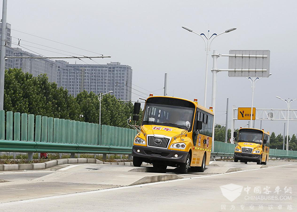 宇通校車性能測(cè)試現(xiàn)場(chǎng)