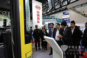 總裝備部部長(zhǎng)張又俠參觀體驗(yàn)安凱純電動(dòng)車