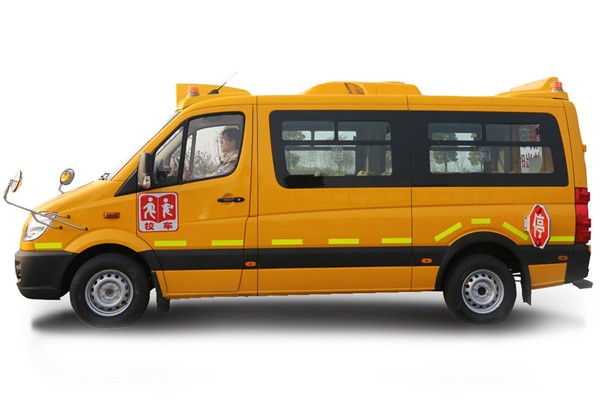 福田歐輝艦橋商務(wù)版BJ6590專(zhuān)用校車(chē)