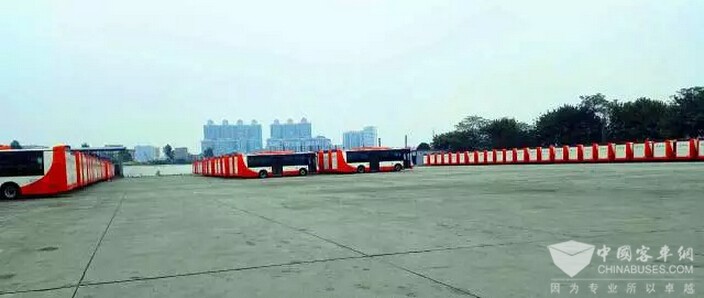 【猜一猜】能分析、會計(jì)算，還搭載機(jī)器人的300臺純電動客車將去哪里？