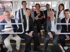 智利交通通訊部部長Gloria Hutt， 交通通訊部副部長Jose Luis，圣地亞哥辦公室主任Fernado Saka，Engie集團(tuán)智利分公司CEO Alex Leveque，宇通海外市場副總經(jīng)理常浩等參觀宇通E12