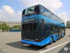 車尾的造型與前臉類似，首尾呼應(yīng)。配備新一代磷酸鐵鋰電池，整車電量355kWh，續(xù)航里程高達(dá)350km，1.5小時(shí)即可充滿。