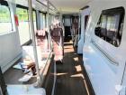 該車設(shè)有59個(gè)座位，最大承載119人。內(nèi)飾設(shè)計(jì)十分高雅，木紋地板白色墻壁軟質(zhì)頂棚。