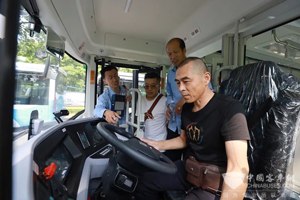 申沃客車(chē) 九系客車(chē) 奉賢客運(yùn) 智能網(wǎng)聯(lián) 純電動(dòng)客車(chē)