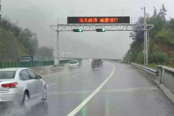降雨頻繁 公交駕駛員務(wù)必知曉這些雨天行車安全常識！
