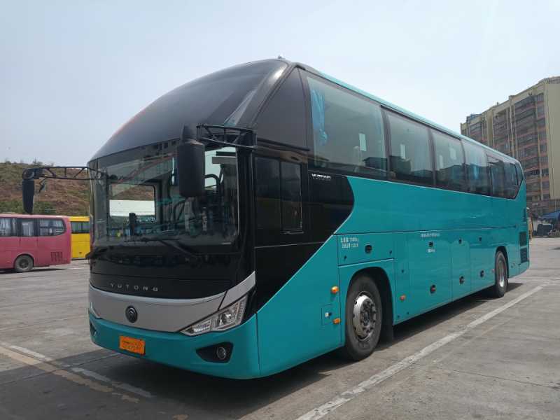 2024年上牌兩臺準新國六37座2+1宇通大商務(wù)保姆車