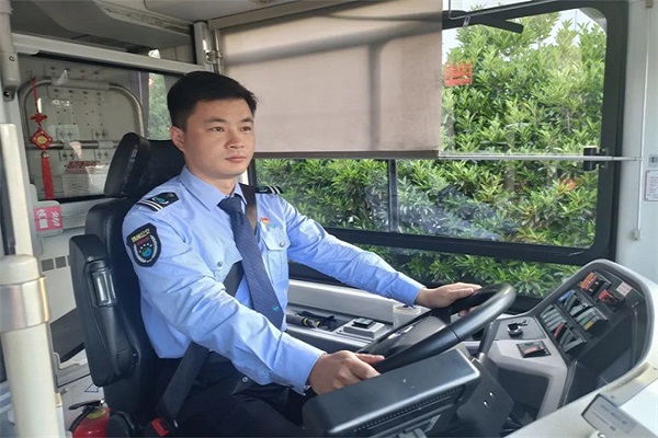 揚(yáng)州第八屆“公交車長(zhǎng)關(guān)愛日” 系列報(bào)道①我與公交的溫暖羈絆