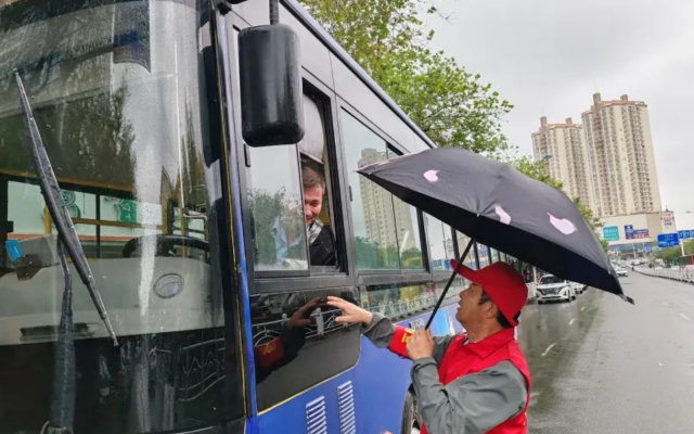 風(fēng)雨中的暖心守護(hù)：烏魯木齊公交志愿者撐起溫情傘