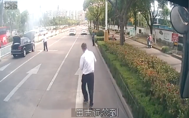 【6+1“心”服務(wù)】私家車發(fā)生自燃，“幸福擺渡人”迅速撲救