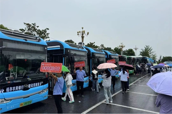 黃海純電動公交，為莘莘學子保駕護航