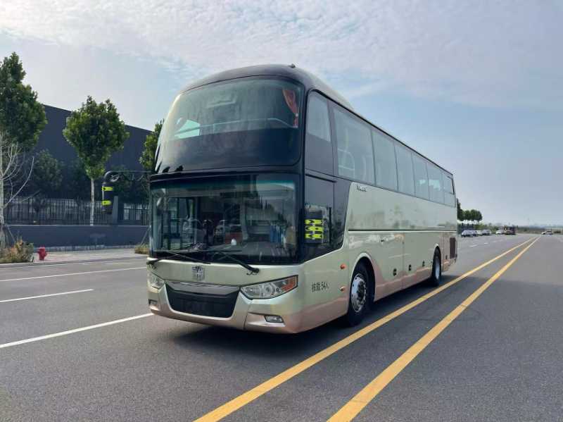 2017年4月上牌54座一層半國(guó)五雙門(mén)氣囊中通6119旅游車(chē)