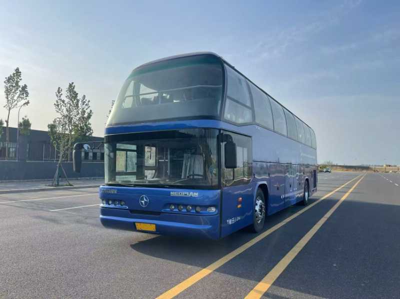 2013年11月上牌同款兩臺55座北方6128國四雙門有司機睡倉旅游車