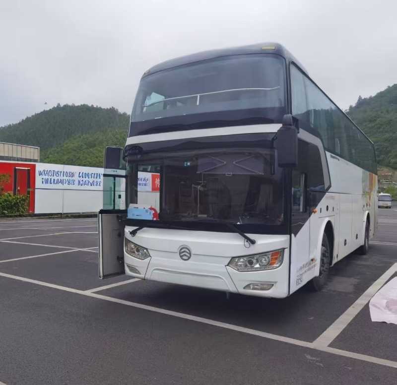2017年10月上牌54座國(guó)五金旅6112氣囊中門旅游車