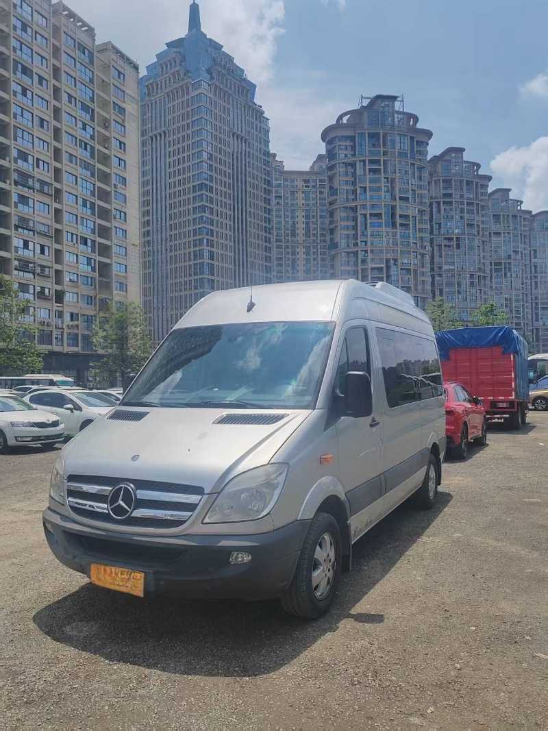 2014年6月 同款多臺14座豪華版奔馳凌特中型商務(wù)車