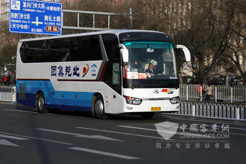 行駛在長(zhǎng)安街上的大金龍服務(wù)車(chē)輛