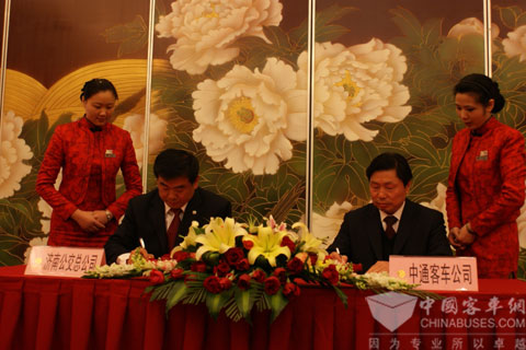 中通客車公司與濟(jì)南公交2010年度新能源客車購買協(xié)議簽字儀式