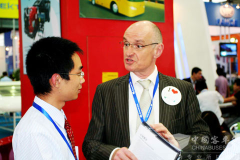 2010上??蛙囌?,世界客車聯(lián)盟主席Mark先生到訪東風(fēng)旅行車公司展臺