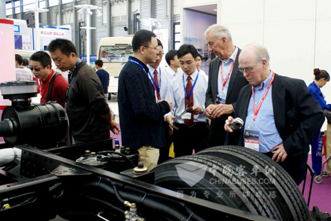 2010上海客車展東風(fēng)旅行車公司展臺前人頭攢動
