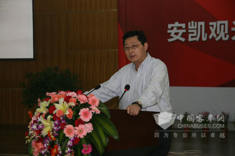 安凱客車(chē)董事長(zhǎng)王江安在觀光級(jí)旅游客車(chē)發(fā)布會(huì)上發(fā)表講話(huà)