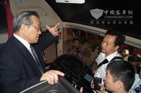 李盛霖部長在海格客車上仔細(xì)了解智慧客車相關(guān)性能