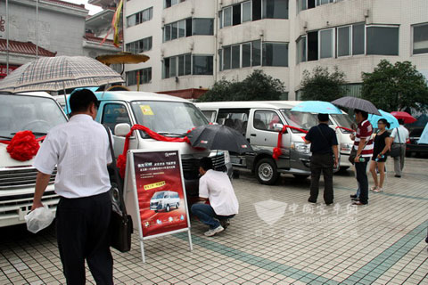 金龍金威成都上市　熱情客戶(hù)雨中賞車(chē)
