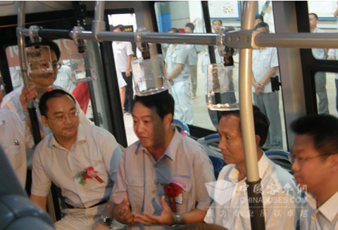 齊魯客車首批新能源客車成功下線