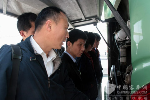 大金龍售后服務(wù)工程師全程跟蹤車輛運(yùn)行情況