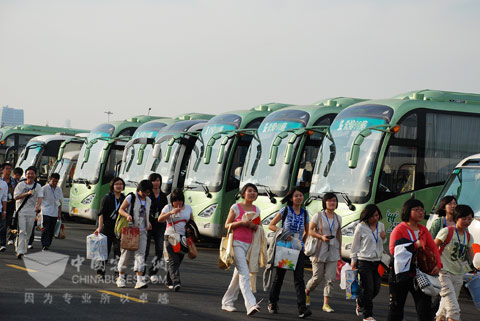 大金龍世博專線車成為世博園外的一道風(fēng)景線