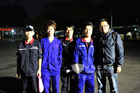 夜幕降臨，告別時(shí)記者與仍在