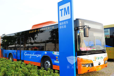 媒體村內(nèi)停車場，整裝待發(fā)的宇通客車