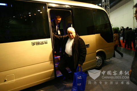外國(guó)客人對(duì)ZK6708也產(chǎn)生了濃厚的興趣