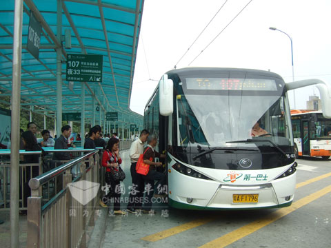 107路站點(diǎn)陸續(xù)上宇通無軌電車的乘客