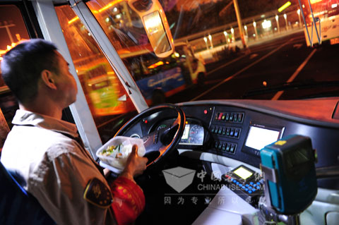 為亞運(yùn)服務(wù)，為市民服務(wù)，司機(jī)師傅匆忙地在 車上吃一口飯