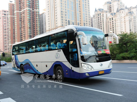 載滿各國裁判員的宇通客車正駛向開幕式現(xiàn)場