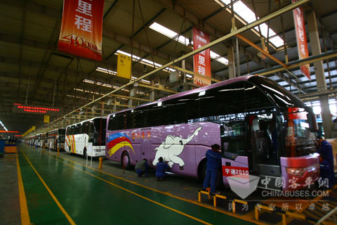 工人正在進(jìn)行車輛下線前的最后調(diào)試工作