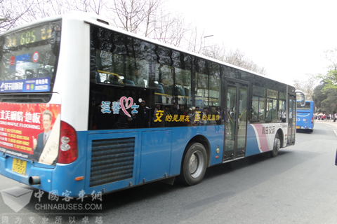 運(yùn)行中通陽(yáng)光系列節(jié)能公交車(chē)