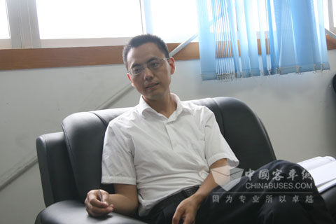 江淮商用車網(wǎng)絡管理部部長汪光玉接受記者采訪