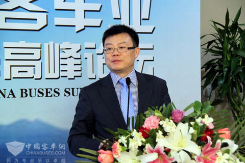 大金龍副總經(jīng)理朱國強(qiáng)在第六屆影響中國客車業(yè)·2011年度中國客車高峰論壇上演講